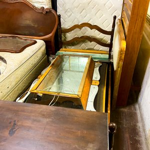 Muebles de Dormitorio: Cama con Cabecero y Espejo - imagen 1