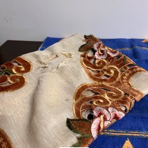 Dos Fundas de Almohadones y Mantelito con Bordados y Estampado Floral - imagen 3