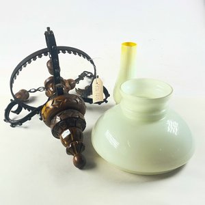 Colgante de Hierro y Madera con Pantalla Opalina y Aplique - imagen 1