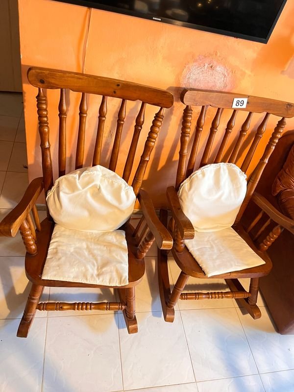 Lote anterior: Sillas de hamaca de madera con cojines y almohadas blancos