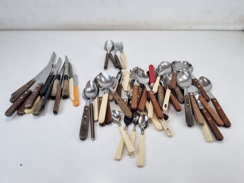 Lote siguiente: Lote de Cubiertos de Madera y Metal