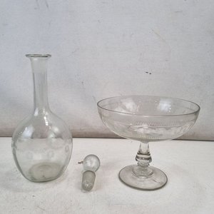 Conjunto Decorativo de Vidrio Esmerilado: Decantador Floral y Copón Centro de Mesa - imagen 4