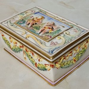Cofre de Porcelana Capodimonte con Querubines y Detalles Dorados - imagen 2