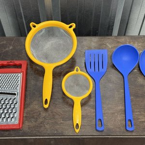 Lote siguiente: Lote de Utensilios de Cocina: Rallador, Cernidores y Cucharas