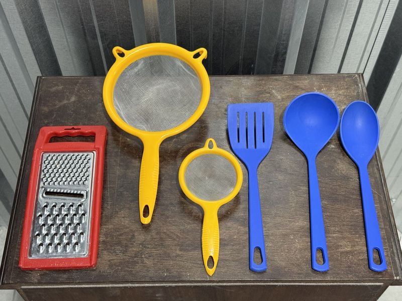 Lote de Utensilios de Cocina: Rallador, Cernidores y Cucharas