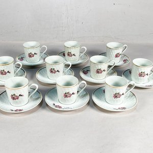 Lote siguiente: Juego de Café de Porcelana Blanca con Flores Rosas y Borde Dorado