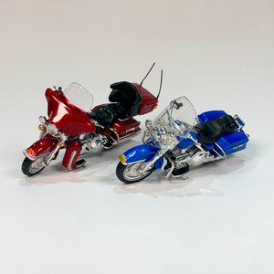 Lote siguiente: Dos Maquetas Maisto Harley Davidson: Electra Glide Ultra Classic Roja (2005) y Road King Azul (1997)