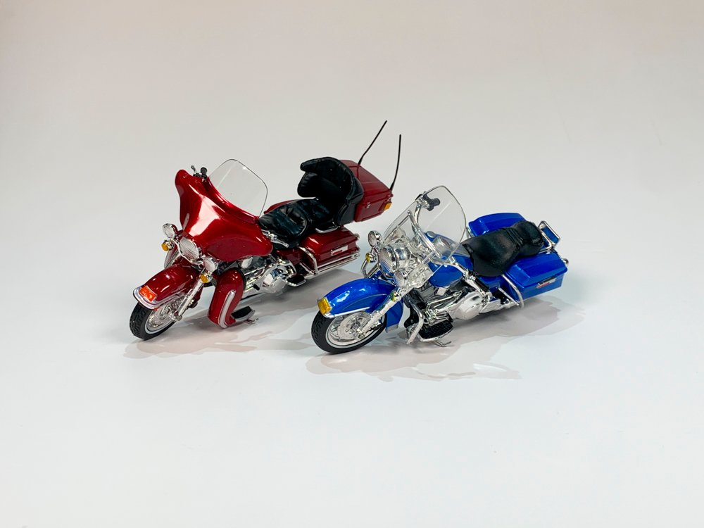 Dos Maquetas Maisto Harley Davidson: Electra Glide Ultra Classic Roja (2005) y Road King Azul (1997)