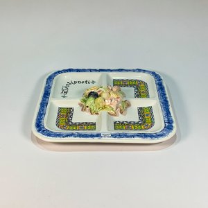 Lote siguiente: Copetinero Cuadrado de Cerámica Blanco y Azul con Frutas y Monograma
