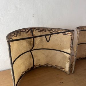 Par de Pantallas para Lámparas de Cuero y Hierro con Diseño - imagen 3