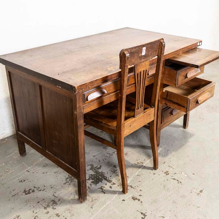 Escritorio y silla de madera con detalles en la superficie - imagen 3
