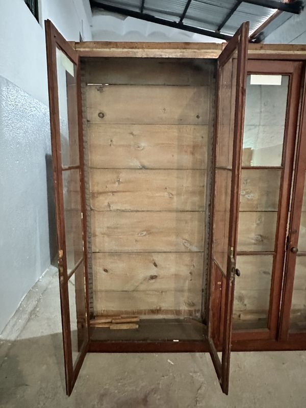 Librería de madera con puertas y estanterías - imagen 5