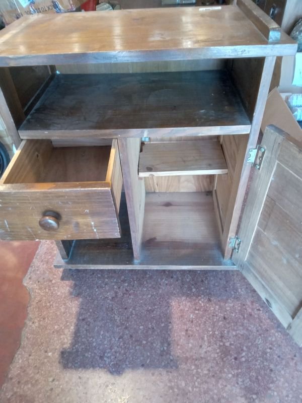 Mesa de madera con diseño antiguo - imagen 2
