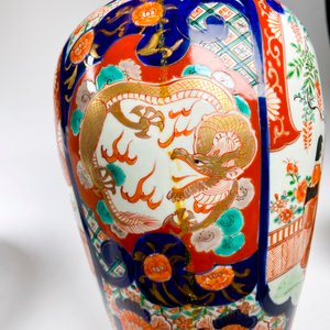 Florero de Loza Estilo Imari con Decoración de Damas y Dragón, Altura 30 cm - imagen 5