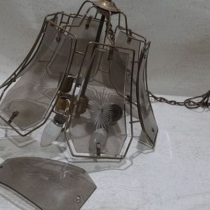 Lote anterior: Lámpara Colgante Antigua de Bronce y Vidrio Ahumado con Pétalos Decorados