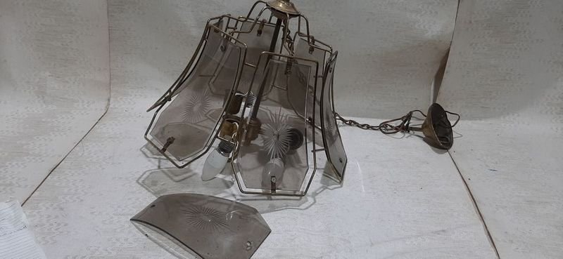 Lámpara Colgante Antigua de Bronce y Vidrio Ahumado con Pétalos Decorados