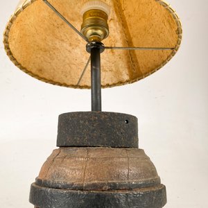Lámpara de Mesa Vintage con Base de Masa de Carreta en Hierro y Madera - imagen 3