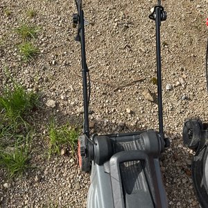 Lote anterior: Cortacésped Eléctrico Gris con Ruedas Naranjas