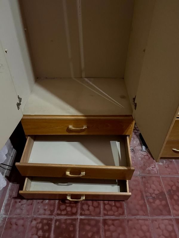 Ropero Madera Enchapada con Dos Puertas Batientes Tres Cajones Inferiores - imagen 3