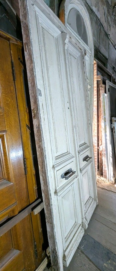 Puerta de dos hojas batientes en cedro con diseño de tablero y manotones de bronce - imagen 10