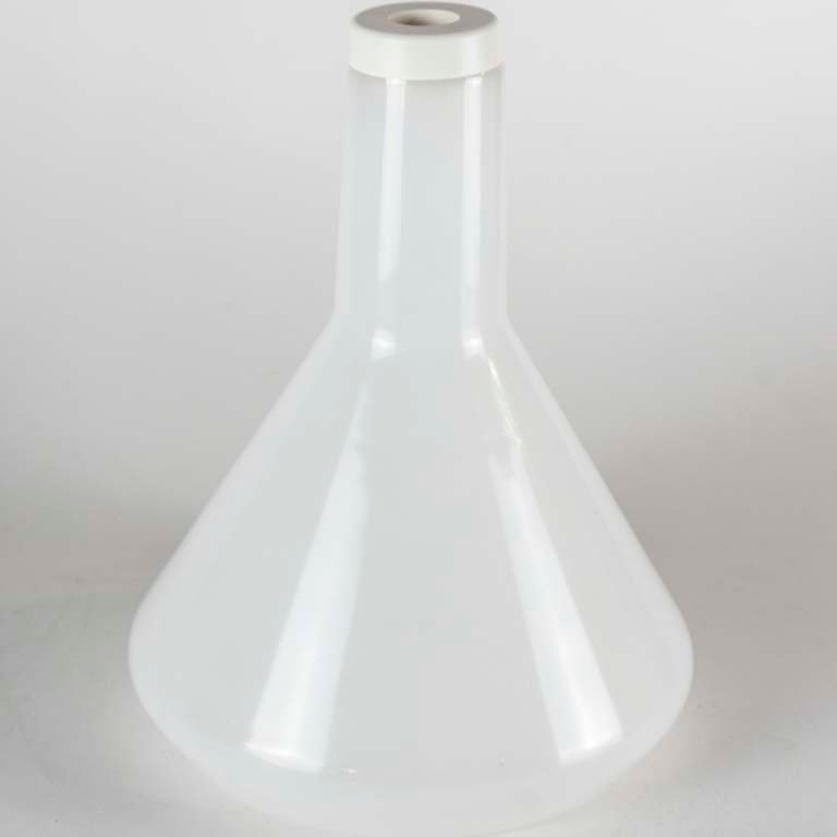 Lote siguiente: Colgante de vidrio blanco con forma conica