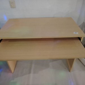 Escritorio de madera claro con bandeja para teclado - imagen 5