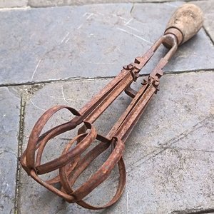 Antiguo Aplique de Pared de Hierro Forjado con Dos Velas y Batidor Manual - imagen 6
