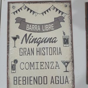 Lote de 8 Chapas Vintage Temáticas: Mickey Mouse, Uruguay, Velez Sarsfield y Más - imagen 5