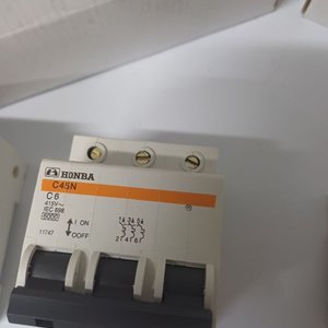 Caja con 4 Llaves Térmicas Trifásicas HONBA C45N 6A - imagen 4