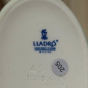 Escultura Lladro de Porcelana: Niña con Cordero en Caja Original - imagen 4