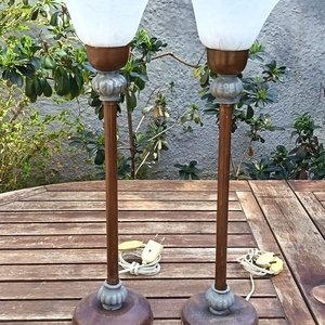 Dos lámparas de sobremesa de estilo Art Déco - con bases metálicas, columnas color bronce y pantallas de vidrio esmerilado - Medida con Pantalla: Alto 56,50 cm - imagen 1