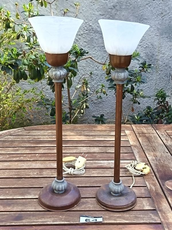 Dos lámparas de sobremesa de estilo Art Déco - con bases metálicas, columnas color bronce y pantallas de vidrio esmerilado - Medida con Pantalla: Alto 56,50 cm