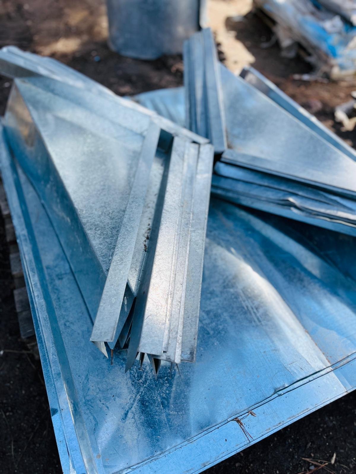 Lote de 23 Piezas Plegadas de Chapa Galvanizada