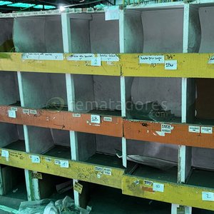 Lote siguiente: Estantería Modular Industrial Metálica Amarilla y Naranja