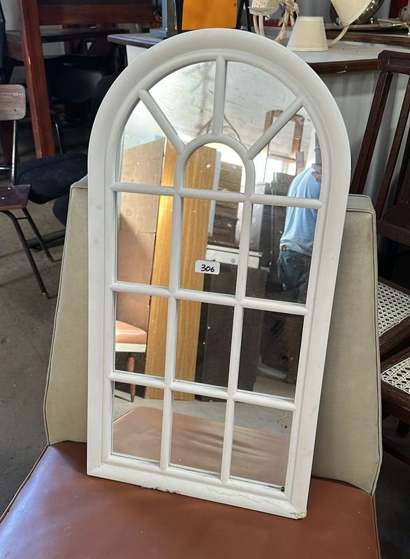 Lote siguiente: Espejo estilo puerta con diseño arqueado y patrón de cuadrícula