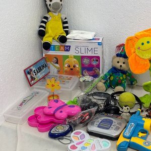 Lote de Juguetes: Peluches, Pistolas, Reproductor CD Panasonic y Más - imagen 46