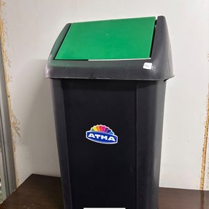 Basurero Grande Negro con Tapa Verde Marca ATMA - imagen 4
