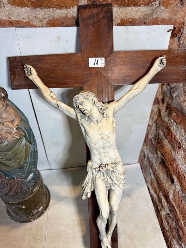 Figuras religiosas con detalles de madera y yeso - imagen 1