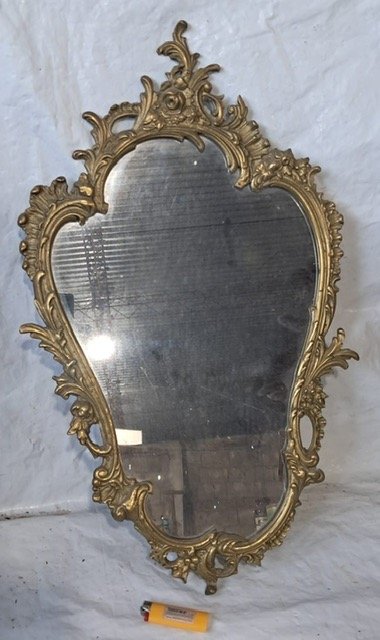 Espejo de Bronce Grueso con Marco Ornamentado