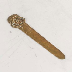 Lote siguiente: Abrecartas de Bronce con Rostro y Detalles Ornamentales