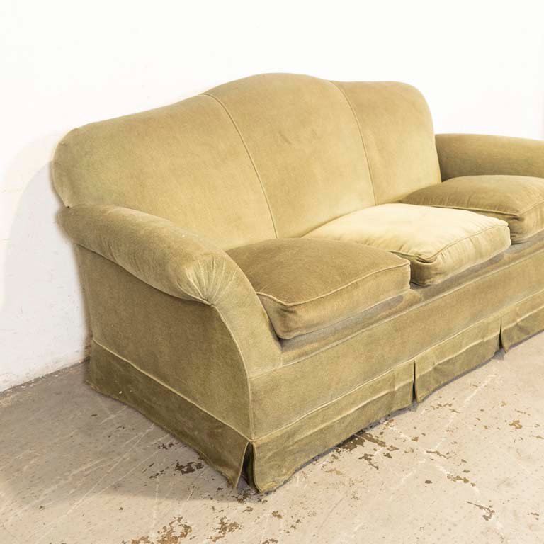 Sofá de tres cuerpos tapizado en verde con almohadones - imagen 2