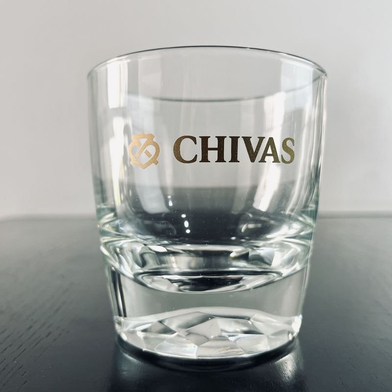 Hielera en acero inoxidable pesada con asa y pinza y vasos de whisky marca Chivas - imagen 4