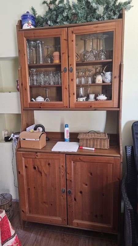 Mueble cristalero de buena madera
