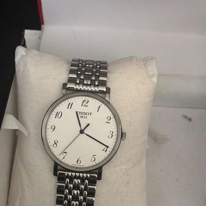 Lote anterior: Reloj Tissot 1853 Everytime Acero Caja Original Esfera Marfil Números Arábigos