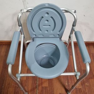 Silla Inodoro Ortopédica con Estructura de Aluminio y Asiento de Plástico - imagen 3