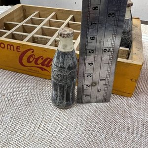 Conjunto Miniatura Coca-Cola: Cajón Madera y Botellitas - imagen 15