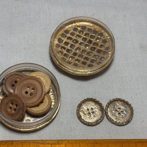 Lote de Piezas y Accesorios de Bronce y Latón: Monedas, Medallas y Más - imagen 8