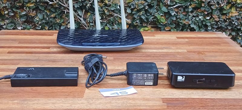 Router TP-Link, Decodificador DIRECTV y Batería de Notebook