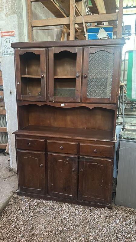 Lote anterior: Aparador de comedor con puerta y cajones en condiciones aceptables
