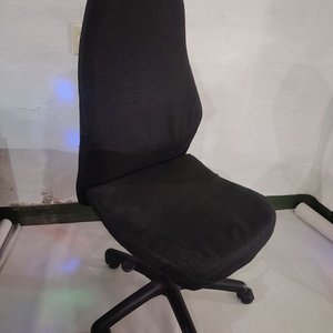 Silla de Escritorio Negra con Respaldo Alto y Ruedas - imagen 6